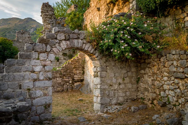 Antiguo arco de la fortaleza camino y paredes arruinadas — Foto de Stock