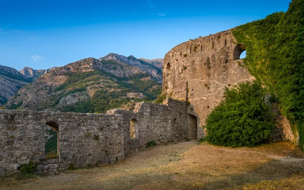 Vecchie mura della fortezza e catena montuosa — Foto Stock