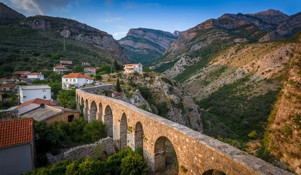 Puente de piedra medieval gigante en las montañas — Foto de Stock