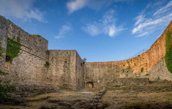 Alte Festungsmauern und blauer Himmel — Stockfoto