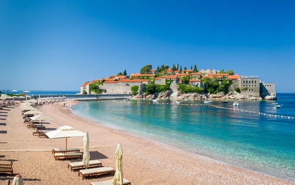 Sveti Stefan lüks kum plaj şezlong sandalye ve şemsiye ile