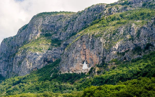 Paesaggio montano con monastero di Ostrog — Foto Stock