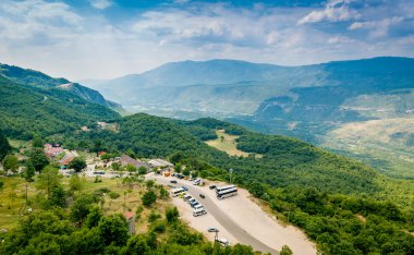 Karadağ manzaralı Ostrog Manastırı.
