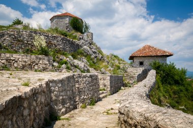 Bedem büyük Ortaçağ Kalesi Nikšić, Karadağ