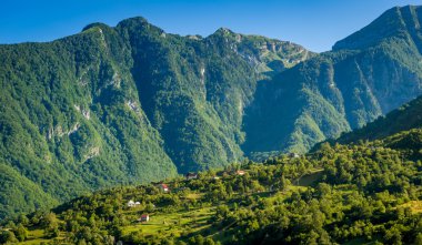 Bir dağ yamacında Köyü