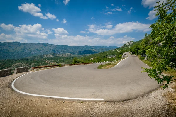 Karadağ'daki serpantin yol — Stok fotoğraf