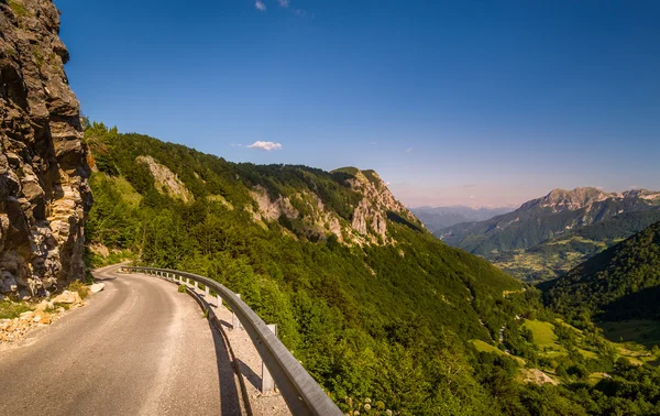 Eğri dağ yolu — Stok fotoğraf