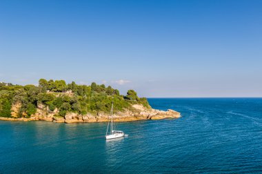 Beyaz yelkenli yat bay Adriyatik Denizi