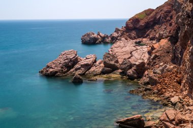 Adriyatik Denizi kırmızı kayalar sahil.