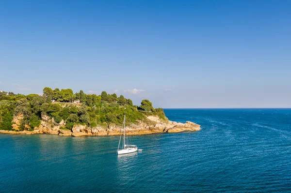 Yate de vela blanco en la bahía del mar Adriático —  Fotos de Stock
