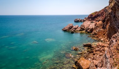 Adriyatik Denizi kayalık sahil şeridi.