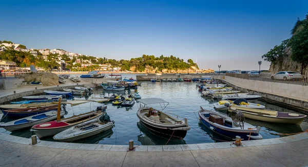 Muelle de barcos de pesca en calma noche de verano — Foto de Stock