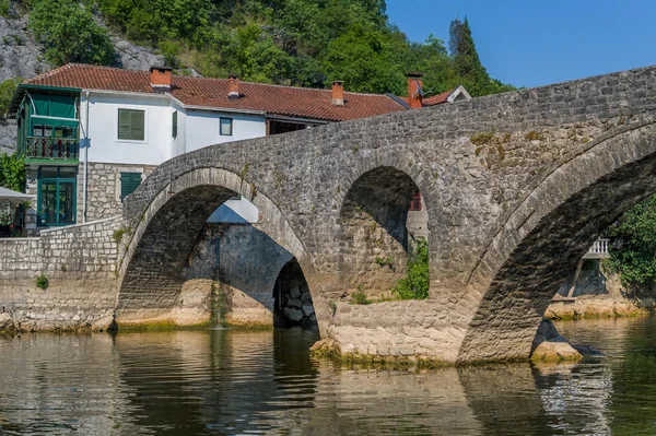 Puente viejo del río Cernojevica — Foto de Stock