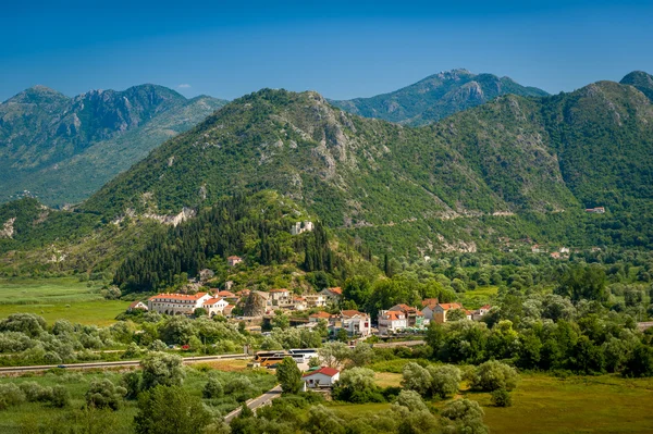 Paisaje aéreo de Montenegro con la ciudad de Virpazar y las montañas del parque nacional del lago Skadar . — Foto de Stock