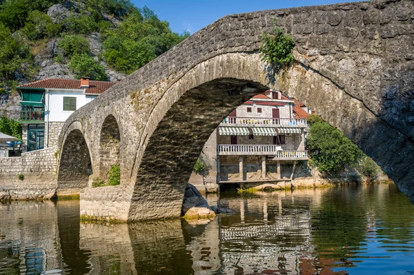 Rijeka Crnojevica puente de arco viejo — Foto de Stock