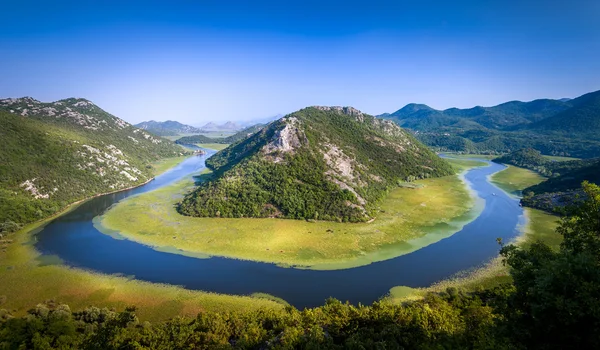 Kanyon Nehri Crnojevica, nerede yeşil dağın üstünden bir dönüş yapar. — Stok fotoğraf