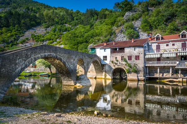 Rijeka Crnojevica casco antiguo y puente — Foto de Stock
