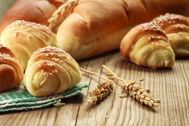 taze pişmiş ekmek ve kruvasanlar