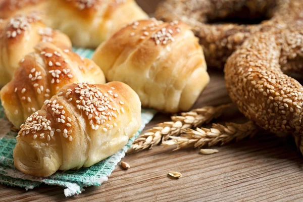 Färska bakade croissanter — Stockfoto