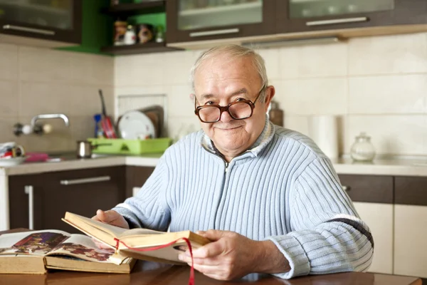 Kitap okuyan yaşlı bir adam. — Stok fotoğraf