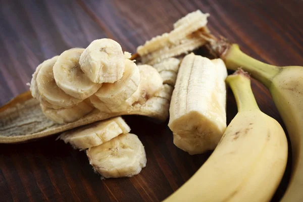 木のテーブルの上に新鮮なバナナ — ストック写真
