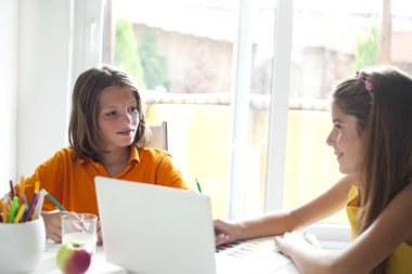 mutlu çocuklar sınıfta söz