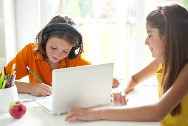 School children write the test in the classroom — Stock Photo, Image