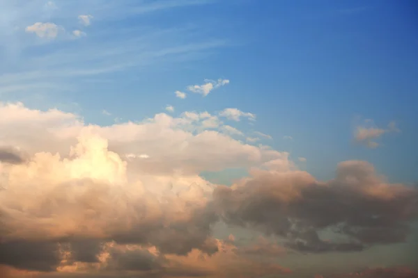 Lucht en wolken bij zonsondergang — Stockfoto