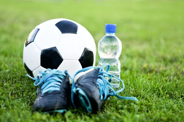 Pallone da calcio e scarpe — Foto Stock