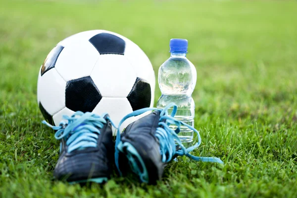 Pelota de fútbol y zapatos Fotos De Stock