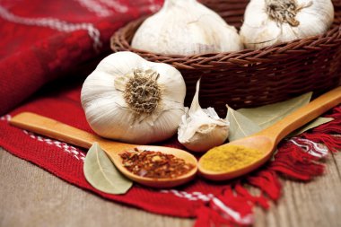 otlar ve taze sarımsak