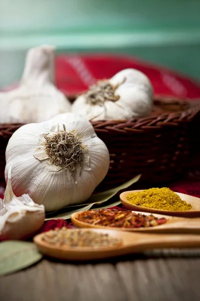 Herbs and fresh garlic — Stock Photo, Image