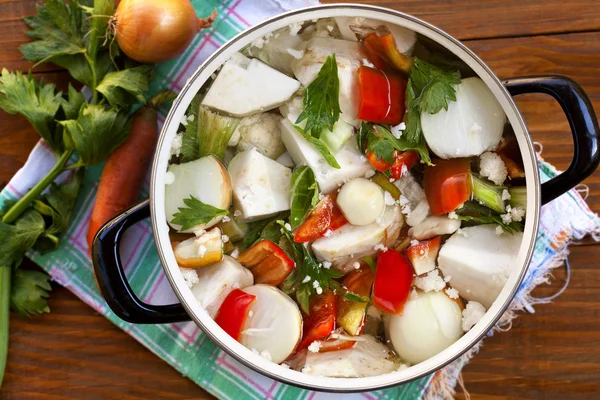 Färska grönsaker i potten — Stockfoto