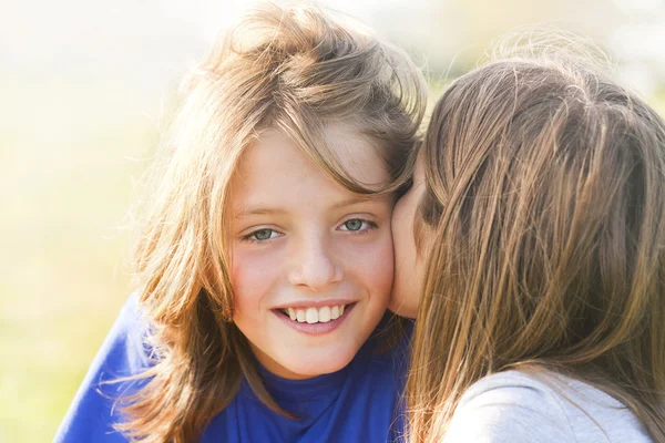 Bruder und Schwester umarmen — Stockfoto