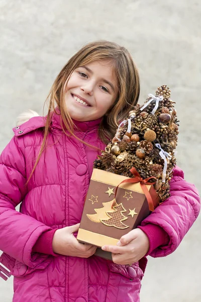 Gelukkig kind met kerstboom — Stockfoto