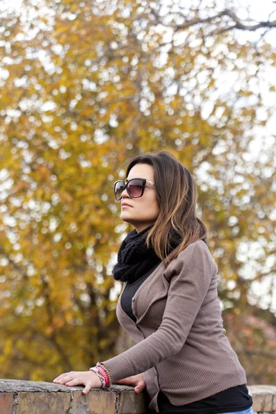 Hermosa chica disfrutando de otoño día — Foto de Stock