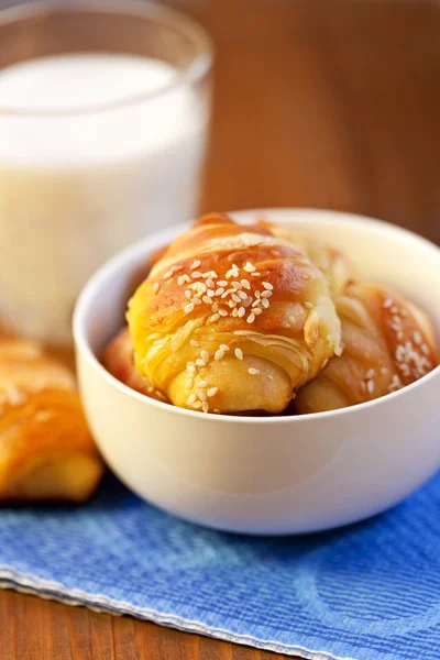 Färska croissanter till frukost — Stockfoto