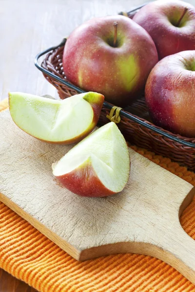 Verse appels op tafel — Stockfoto