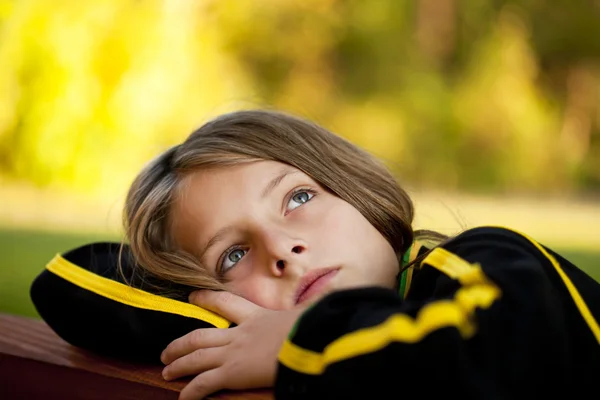 Triste niño solitario —  Fotos de Stock