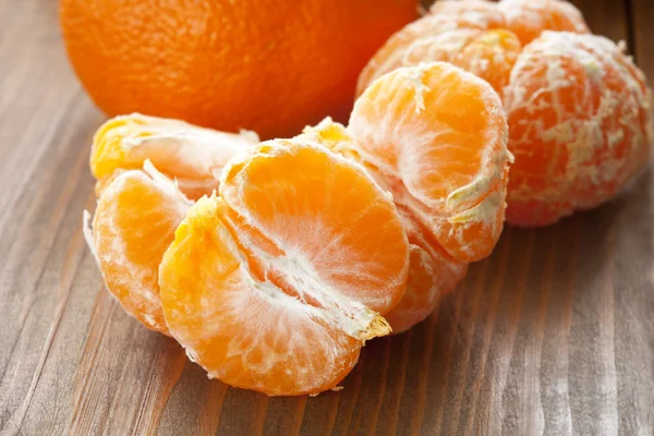 Mandarines fraîches sur table en bois — Photo