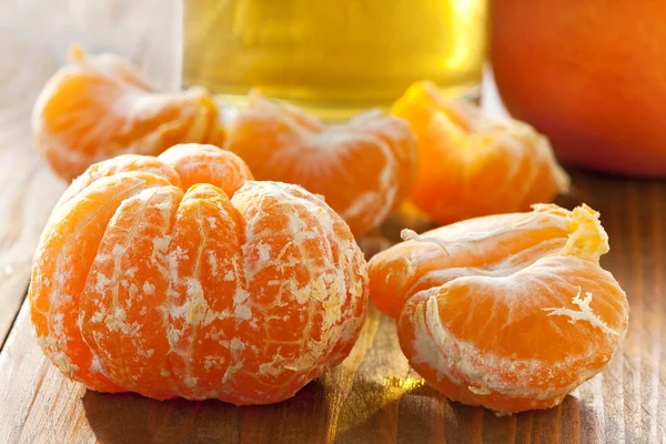 Verse mandarijnen op tafel — Stockfoto