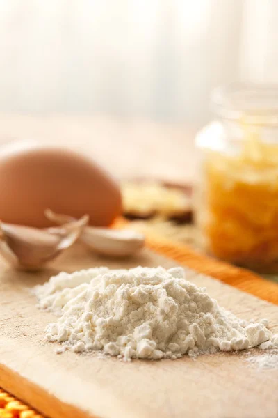 Flour on the kitchen table — Stock Photo, Image