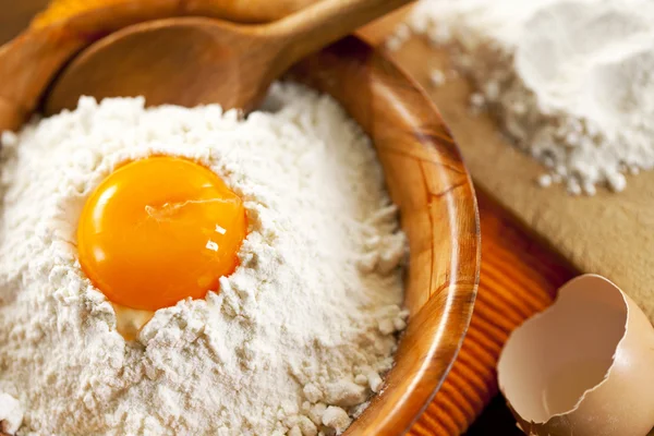 Fresh eggs and flour — Stock Photo, Image