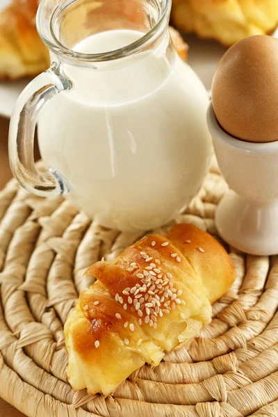 Croissants and milk for breakfast — Stock Photo, Image