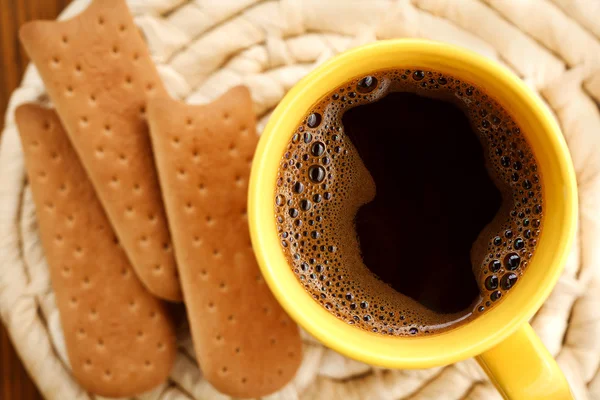 Xícara de café e um biscoito para o café da manhã — Fotografia de Stock