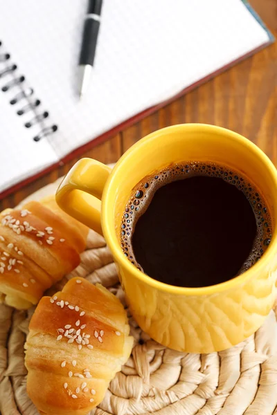 Colazione con croissant e caffè — Foto Stock