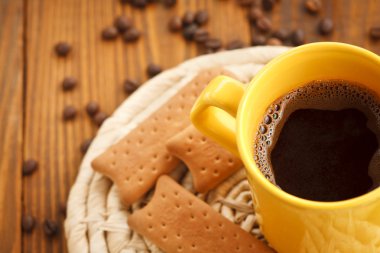 Bardak kahve ve bisküvi