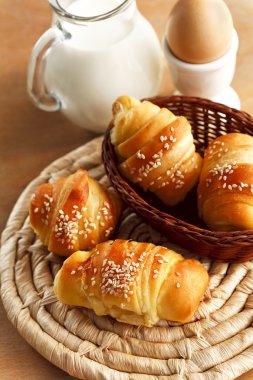 Taze kruvasan ve sütle kahvaltı.