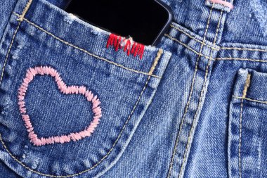 kot pantolon cebinde akıllı telefon
