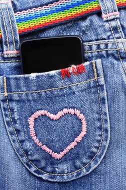 kot pantolon cebinde akıllı telefon
